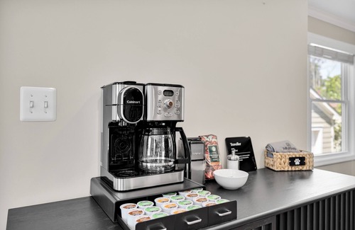 Claremont House | Stylish, Pet-Friendly, 4BR Perfect for Extended Stays - 15 mins from DC