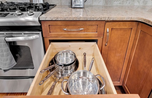 Claremont House | Stylish, Pet-Friendly, 4BR Perfect for Extended Stays - 15 mins from DC