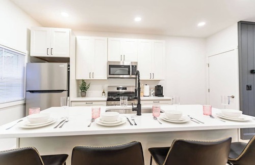 Mount Washington House | Stylish Pittsburgh Gem; Free Parking, Pets OK