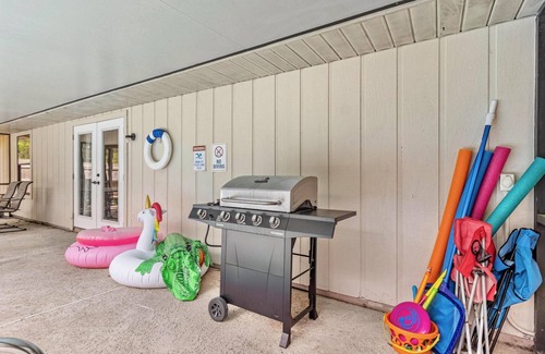 Gainesville House | Stylish Pool Home w/Grill by GNV's Best Dining!