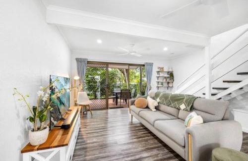 Noosaville Apartment | Stylish Poolside Villa, Noosa