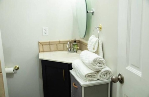 Sharpsburg Apartment | Stylish Private 1 BR Apartment for Travel Professionals-Extended Stays Welcomed!