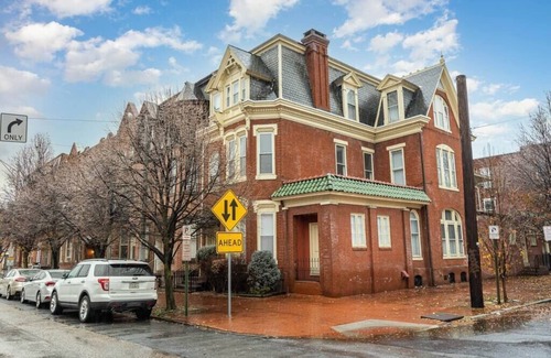 Downtown Harrisburg Apartment | Stylish, Private 2 Bed Apt