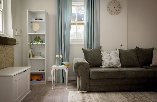 Montpellier Apartment | Stylish Racing Themed 3 BR Apt