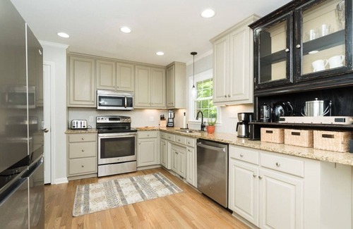 Cary House | Stylish Ranch- walkable to downtown Cary