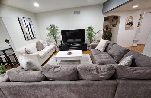 Granada Hills South House | Stylish Ranch with Gorgeous Swimming Pool & Piano