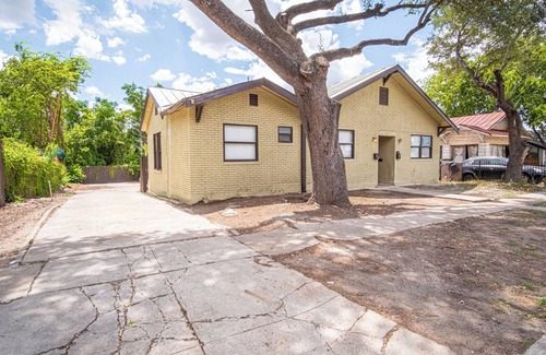 Nevada Street Apartment | Stylish Relaxing 3BR/2BA Near Cool Downtown Hype