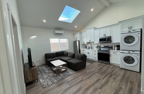 Pleasant Hill Condo | Stylish & Relaxing Gem: Downtown ~ NewnEntire 2BD guesthouse in Pleasant Hilln
