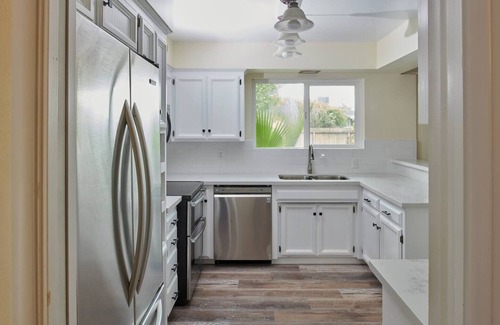 Raisin House | Stylish & Remodeled - Walk to Fresno State Stadium