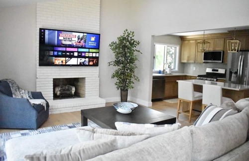 Troy House | Stylish Renovated Ranch, 4 Bed/3.5 Bath, North Troy in Private Cul-de-Sac