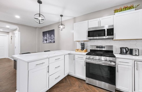 Bayonne Apartment | Stylish Retreat | 3-BR | Train to NYC access