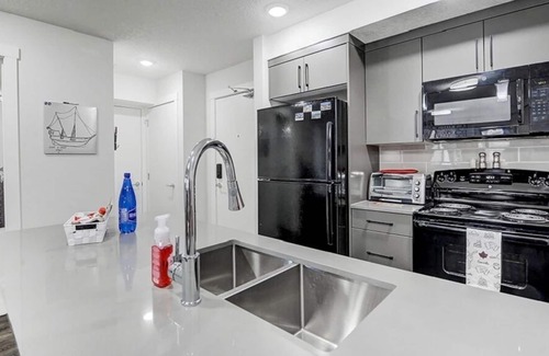 Calgary Apartment | Stylish Retreat: Self Check-in, Prime Location, & High-speed WiFi🌟