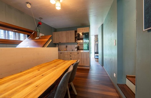 Maubray House | Stylish Retreat with Sauna
