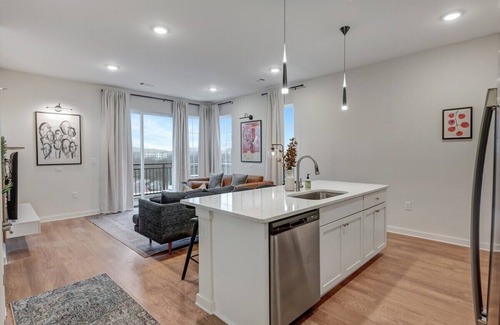 Talbot's Corner Condo | Stylish Retreat with Balcony in Nashville