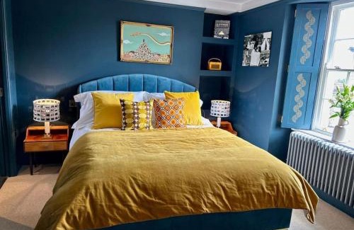 Pilton Apartment | Stylish Retro Hotel Room above Pub