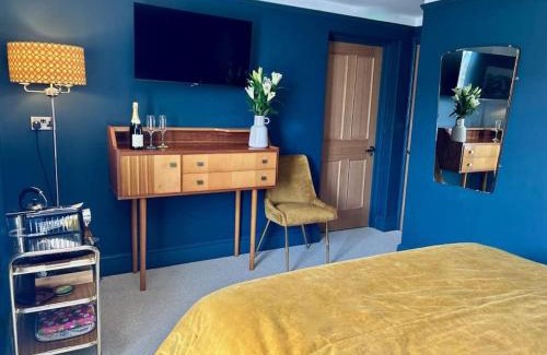 Pilton Apartment | Stylish Retro Hotel Room above Pub
