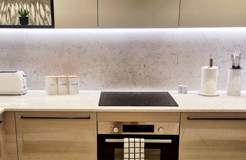 Lansbury Apartment | Stylish Riverside Balcony Flat Near Canary Wharf