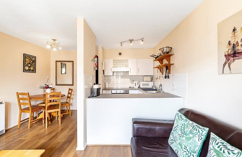 Island Gardens Apartment | ​Stylish Riverside Flat Near Canary Wharf