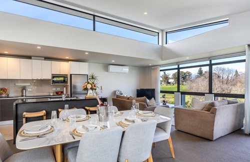 Taupo Apartment | Stylish Riverside Retreat w/Spa