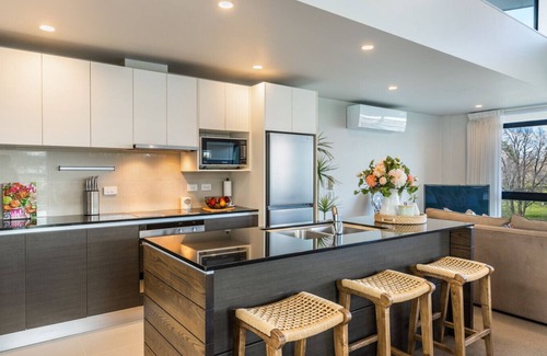 Taupo Apartment | Stylish Riverside Retreat w/Spa