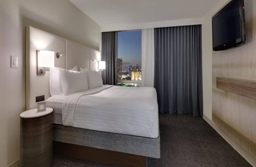 Downtown Dallas Hotel | Stylish Room Elegant Décor in the Heart of Dallas! Outdoor Pool!