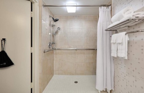 Downtown Dallas Hotel | Stylish Room Elegant Décor in the Heart of Dallas! Outdoor Pool!
