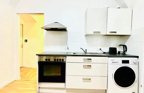 Ottakring Apartment | Stylish Room in Shared Apt Near Rathausplatz