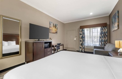 North Redondo Hotel | Stylish Room Near South Bay Beaches – 10-Min Drive to Manhattan Beach!