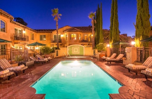 Los Gatos Hotel | Stylish Room with Outdoor Pool, Balcony & Free Parking in Santa Cruz