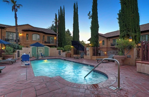 Los Gatos Hotel | Stylish Room with Outdoor Pool, Balcony & Free Parking in Santa Cruz
