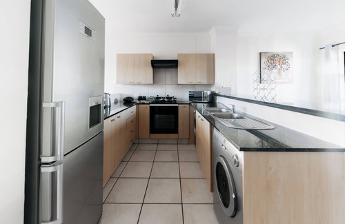 Greater Johannesburg Metropolitan Area Apartment | Stylish Sandton Retreat. Walk to Sandton City. Pool Access Included