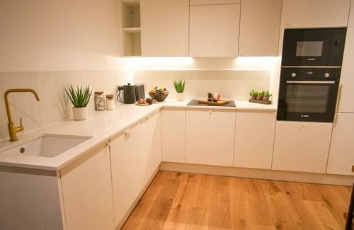 Eastbourne City Centre Apartment | Stylish Seaside 1 bed Flat - 10min Beach & City