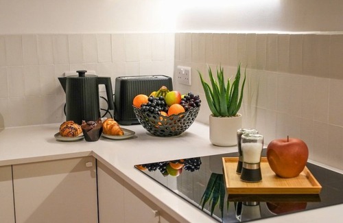 Eastbourne City Centre Apartment | Stylish Seaside 1 bed Flat - 10min Beach & City