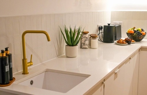 Eastbourne City Centre Apartment | Stylish Seaside 1 bed Flat - 10min Beach & City