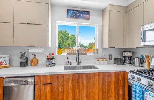 Sherman Oaks House | Stylish Sherman Oaks Townhouse W/2 Master Suites + 3rd room with full bathroom