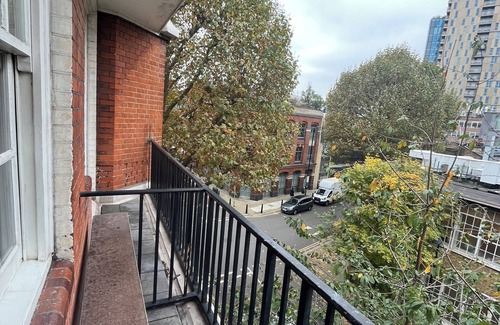 Weavers Apartment | Stylish Shoreditch apartment modern comfort in the heart of London. Pet friendly