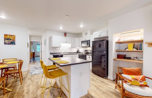 Warren Condo | Stylish ski-in/out condo with fireplace and resort pool access
