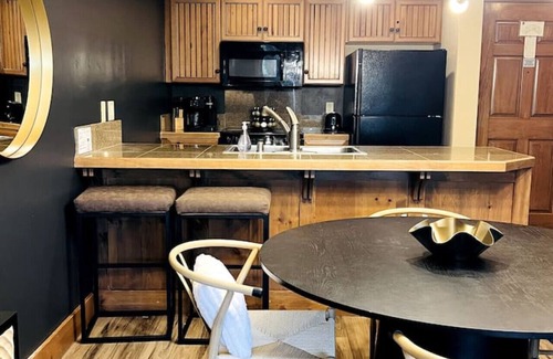 Breckenridge Apartment | Stylish Ski-In Property in Breck
