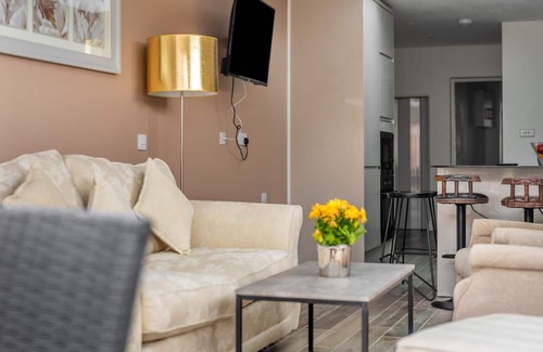 Southall Broadway Apartment | Stylish & Sleek 3BD Home including Guest House in Southall