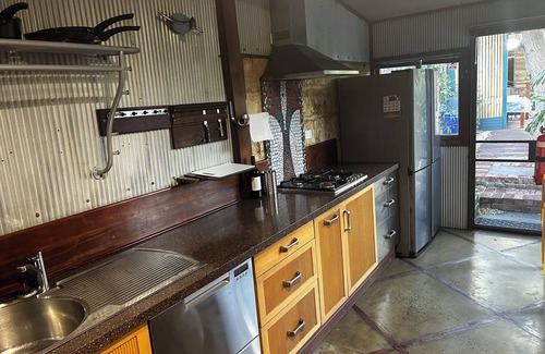South Fremantle House | Stylish South Terrace House- only steps to Beach, Bars & restaurants