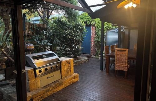 South Fremantle House | Stylish South Terrace House- only steps to Beach, Bars & restaurants