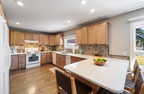 Skyway House | Stylish Spacious Retreat in Skyway - Broadmoor Area w/Mtn Views Park Quiet