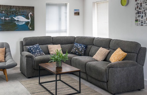 Cambridge Apartment | Stylish spacious 2-bedroom apartment furnished to a high standard.