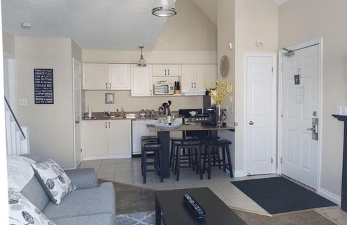 Craigleith Apartment | Stylish & Spacious 2 Bedroom, 2 Bath Loft in Blue