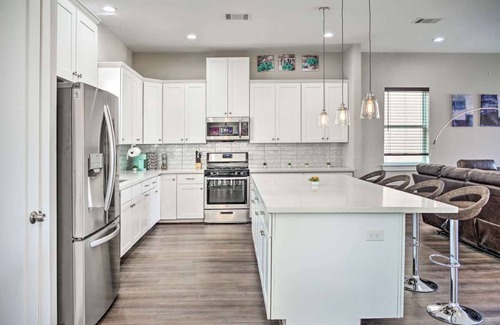 Riverside Terrace House | Stylish & Spacious 3-Bedroom Townhome in the Heart of Houston