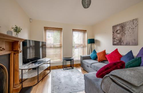 Lisburn House | Stylish & spacious 3 bedroom entire house in Lisburn with parking