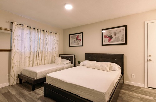 Paradise House | Stylish & Spacious ~ 5★ Location ~ Backyard ~ Pool