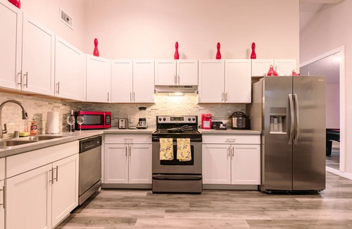 Paradise House | Stylish & Spacious ~ 5★ Location ~ Backyard ~ Pool