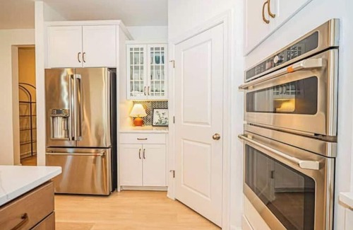 Montpelier House | Stylish & spacious 7BR Glen Dale Home w/Game Room