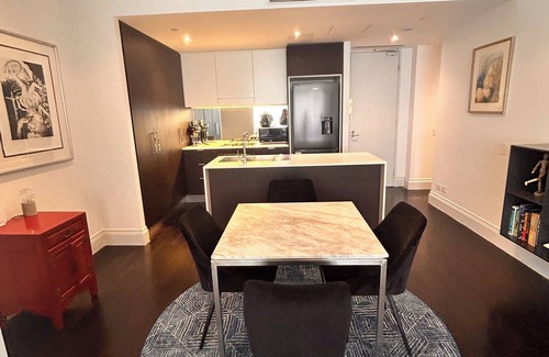 Kings Cross Apartment | Stylish, spacious apartment with big city views. Perfect for longer stays!